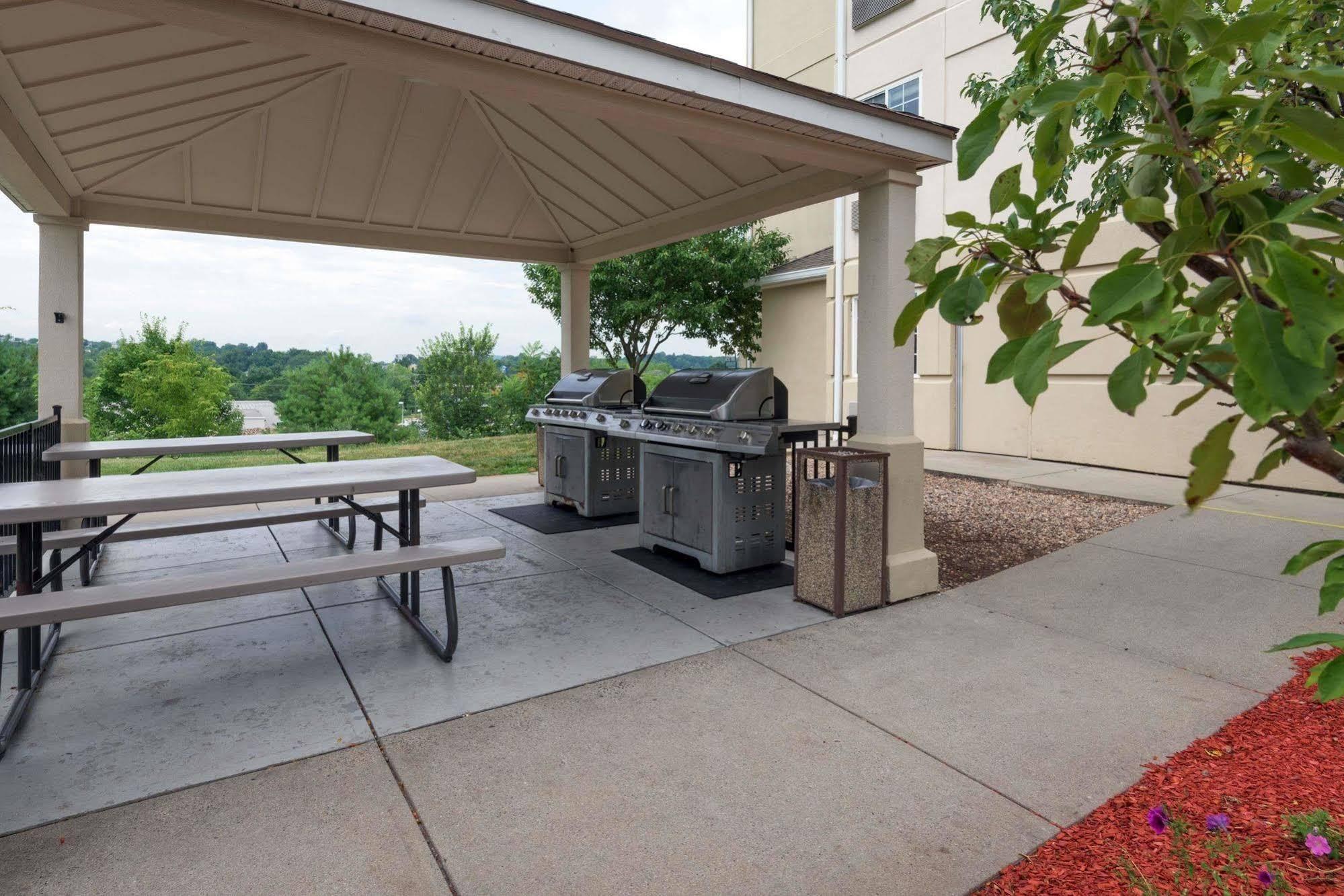 Mainstay Suites Hartford Meriden Exterior photo