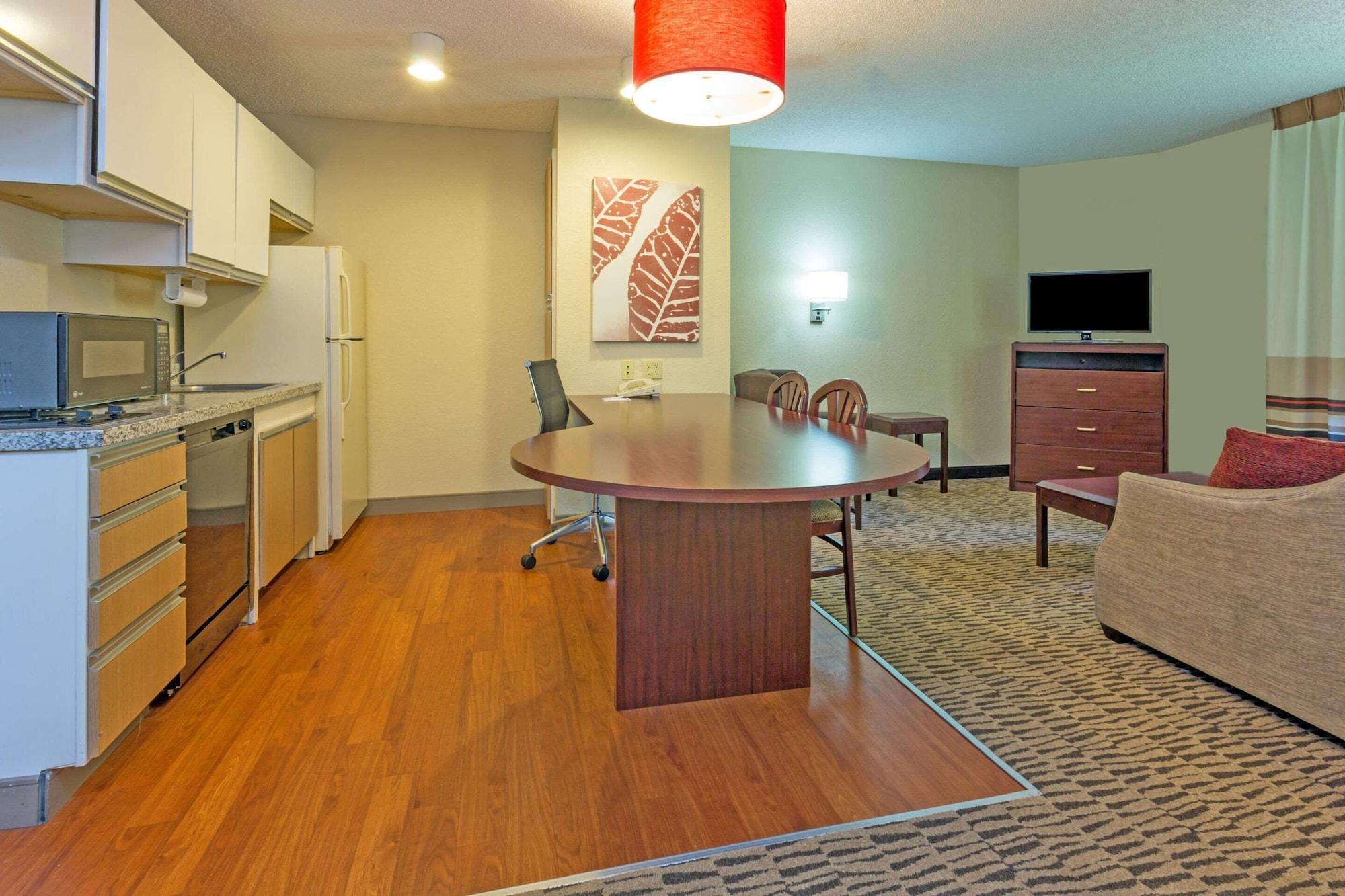 Mainstay Suites Hartford Meriden Exterior photo