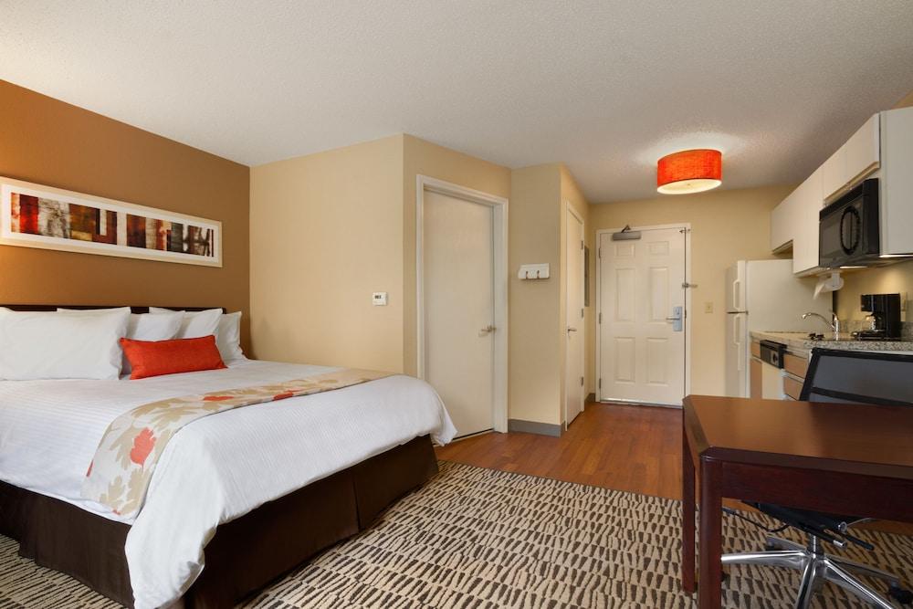 Mainstay Suites Hartford Meriden Exterior photo