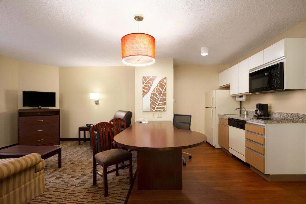 Mainstay Suites Hartford Meriden Exterior photo